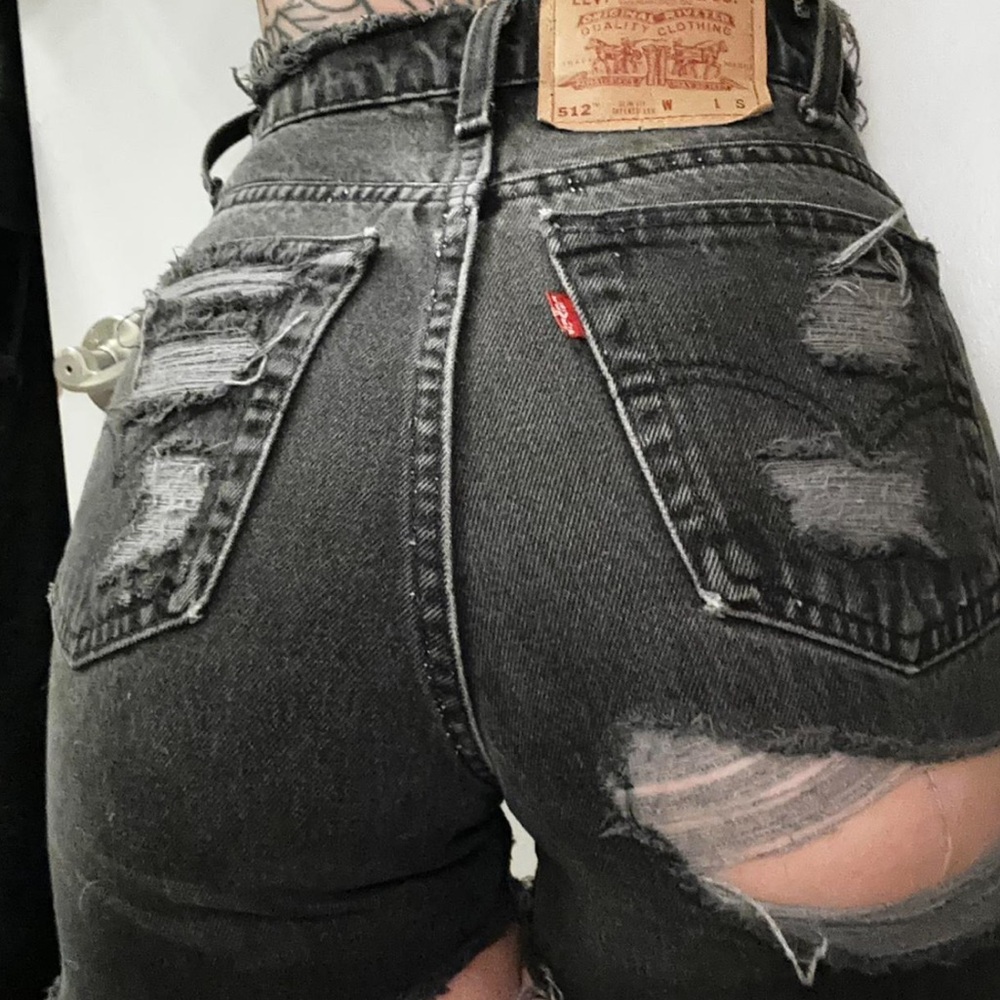 SOLD - vintage 90s levi’s shorts